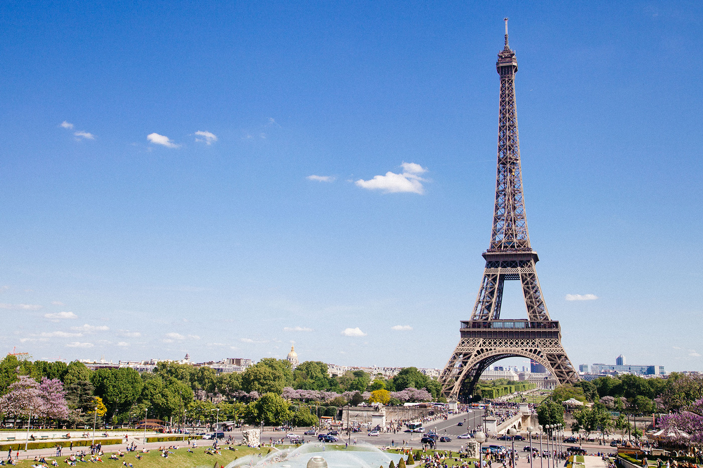 A view of the eiffel tower from across the street.