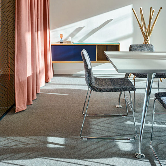 A table and chairs in the middle of an apartment.